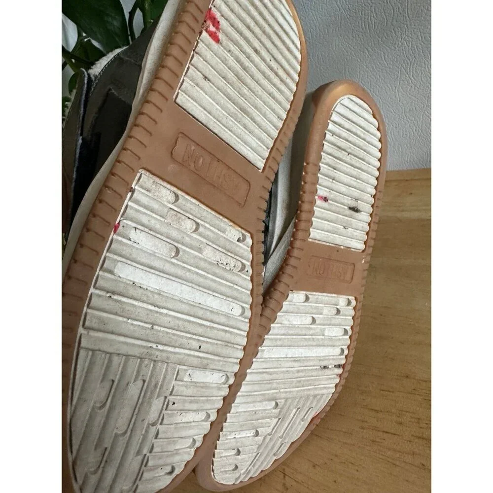 Kid’s size 2.5 fashion sneakers